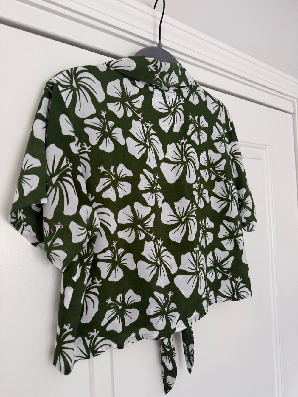 Holoholo Surf Aloha Button Crop In Avocado Kokio Print View 5